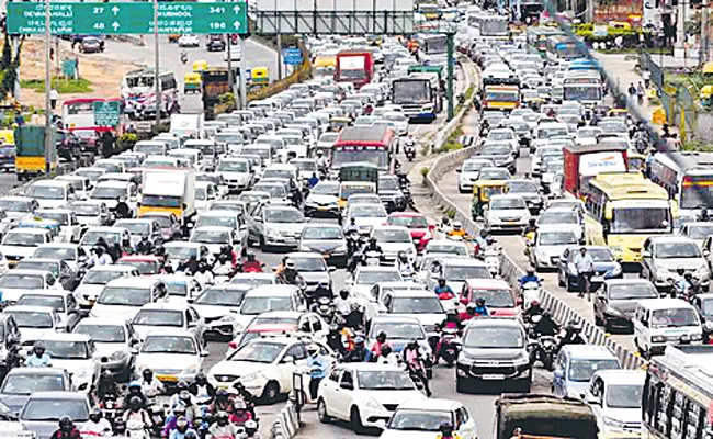 Bengaluru economy suffers Rs 20,000 crore loss due to traffic woes - Sakshi