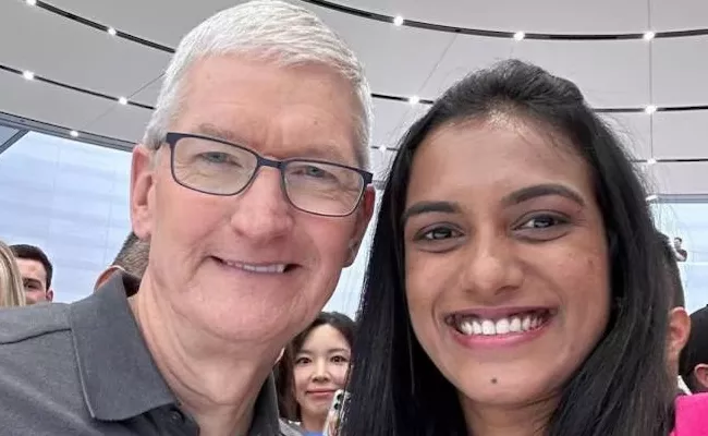 Badminton Champion PV Sindhu selfie with Apple CEO Tim Cook goes viral - Sakshi