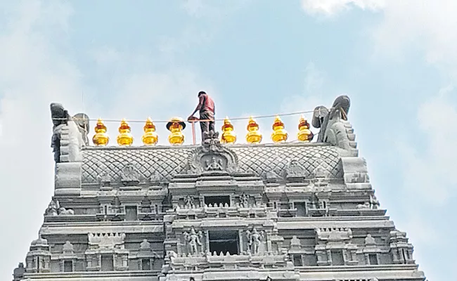 Yadadri Gopuram Gold Kalasam Fall Down Re Arranged - Sakshi