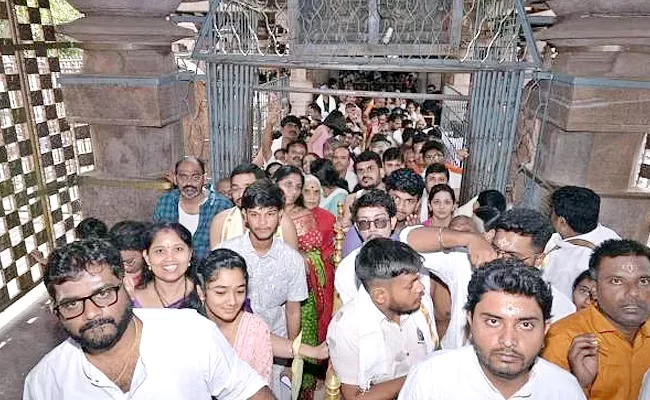 Devotees Huge Crowd At Tirumala Temple - Sakshi