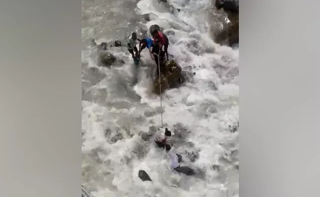 Kedarnath Pilgrim Slips Into River While Taking Selfie - Sakshi