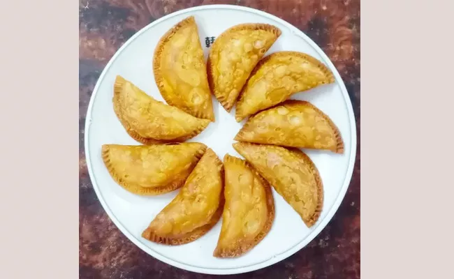 How To Make Banana Oats Kajjikayalu Recipe In Telugu - Sakshi