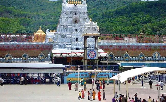 Reduced Crowd Of Devotees In Tirumala - Sakshi
