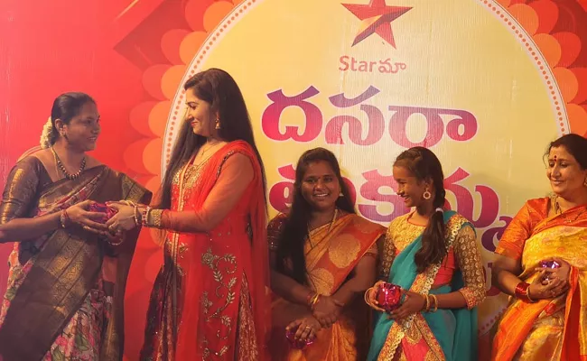 Star Maa Actress Celebrate With Fans Bathukamma - Sakshi