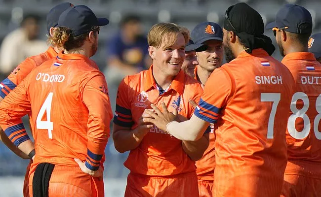 Pak Vs Ned: Bas de Leede 4 Wickets Follows Father Footsteps at ICC World Cup - Sakshi
