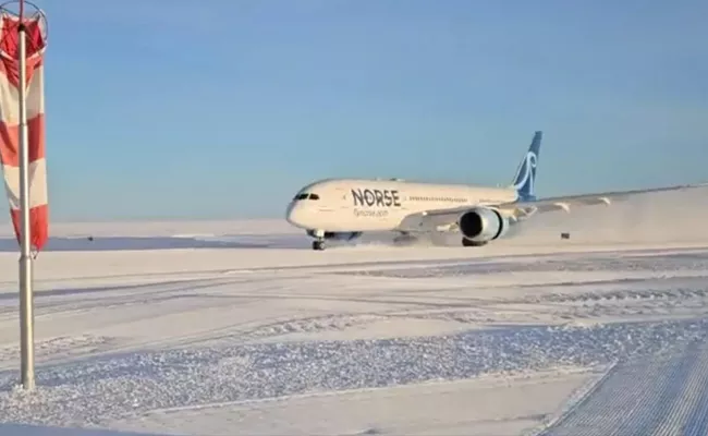 Boeing 787 Becomes Biggest Plane To Land On Antarctica - Sakshi