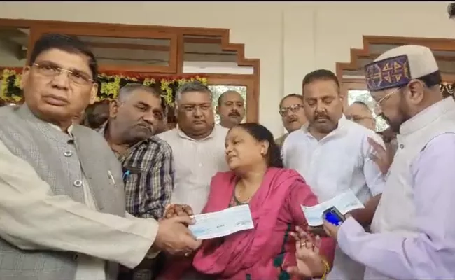 Agra Captain Shubham Gupta mother cries but UP Minister - Sakshi