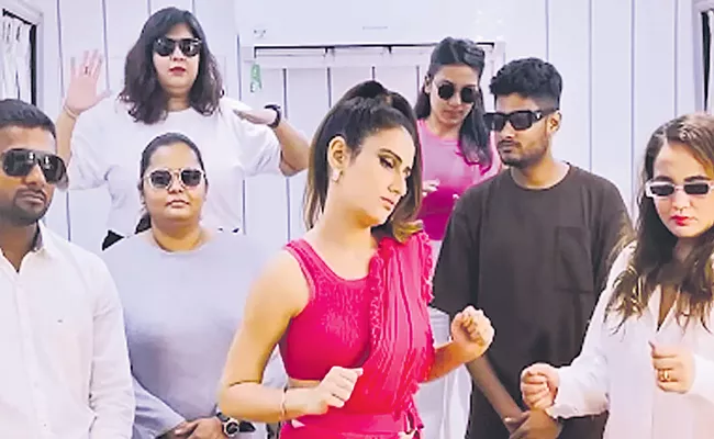 Fatima Sana Shaikh Twist To Viral Dance Challenge - Sakshi