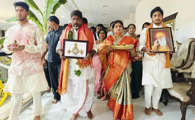 TS Deputy CM Batti Vikramarka Family Enter Into Praja Bhavan - Sakshi