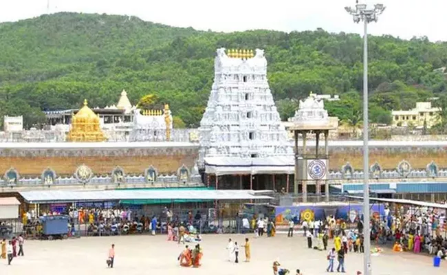 tirumala reduced crowd of devotees in tirumala - Sakshi