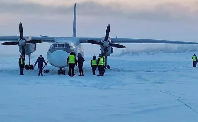 Video: Russian Plane Lands Off The Runway On Frozen River - Sakshi