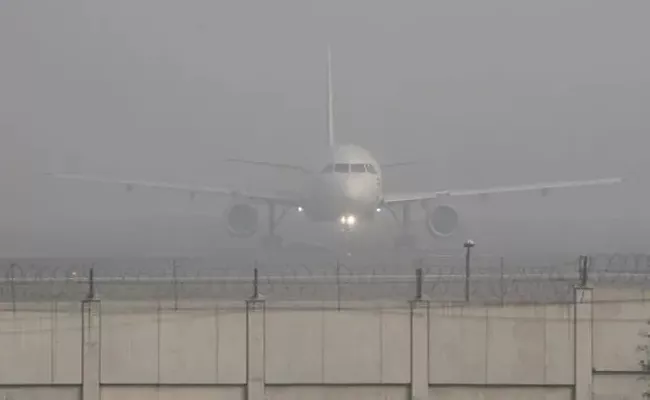 Hyd Delhi Flights Delayed Due To Fog Disruptions - Sakshi