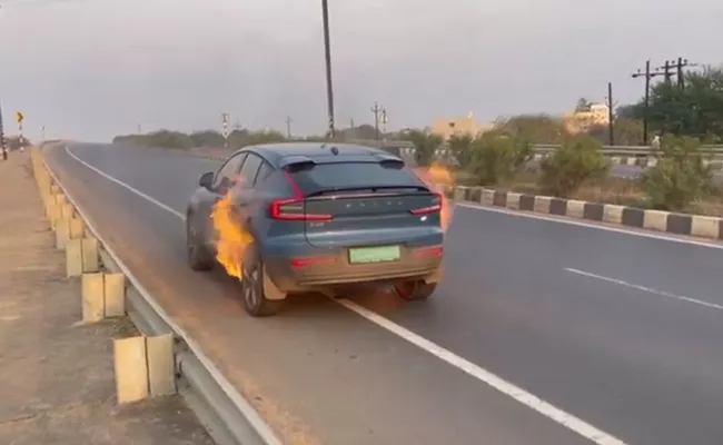 Rs 63 Lakh Volvo C40 Electric Car Catches Fire - Sakshi