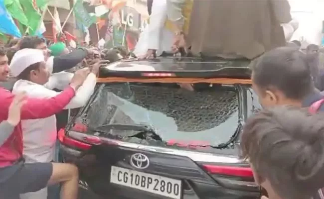 Bharat Jodo Nyay Yatra In Bihar: Rahul Gandhi Car Windshield Broke - Sakshi