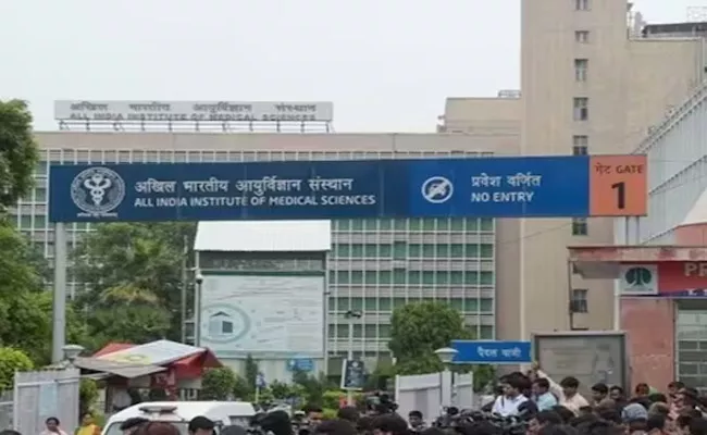 Fire Breaks out at Delhi AIIMS - Sakshi