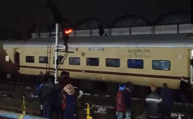 Jodhpur Bhopal Passenger Train Coaches Derailed - Sakshi