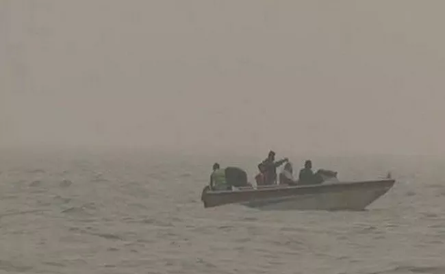 Union Minister Carrying Boat Stuck In chilika Lake For 2 Hours - Sakshi