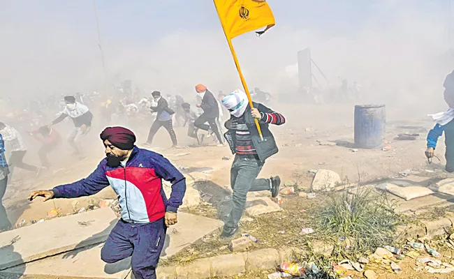 Farmers movement: Farmers protests to continue as tension mounts at Punjab-haryana border - Sakshi