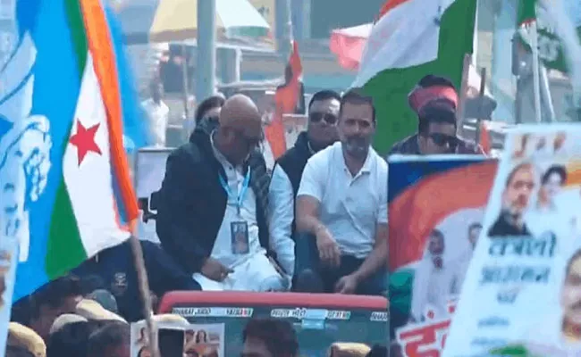 Congress Leader Rahul Gandhi Reached Varanasi - Sakshi