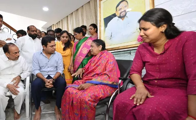 Ex Minister KTR Meets Lasya Nanditha Family - Sakshi