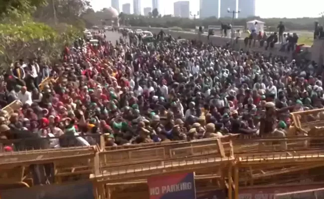Farmers protest march to Parliament Stopped In Noida - Sakshi