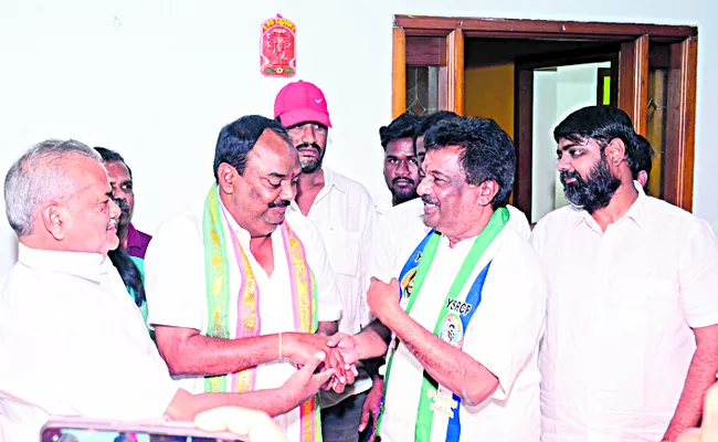 TDP leader Ravuri Iswara Rao joined YSRCP party - Sakshi