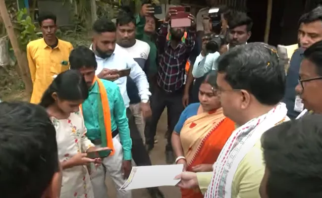 Tripura CM holds door to door campaign in Golaghati constituency - Sakshi