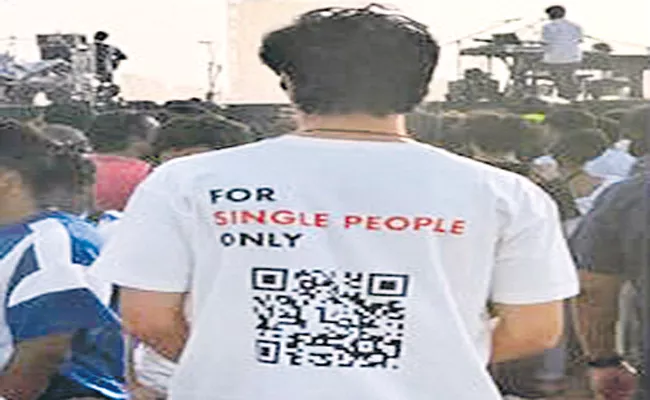 Man spotted with QR code printed on T-shirt - Sakshi