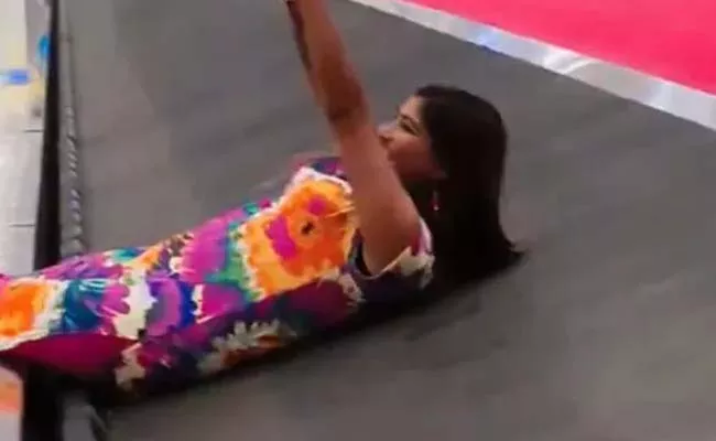 Woman Recline On Airport Baggage Carousel Video Goes Viral - Sakshi