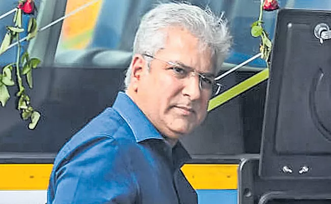 ED questions Delhi minister Kailash Gahlot for 5 hours in excise policy case - Sakshi