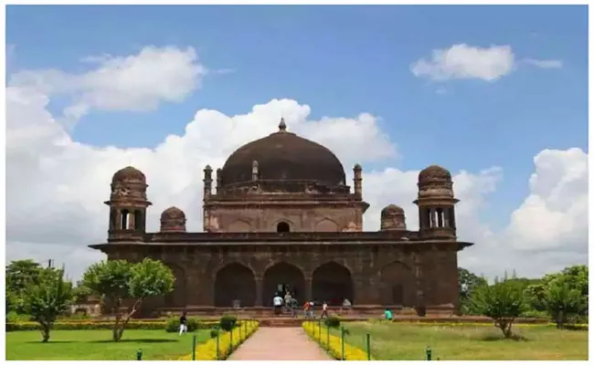 Taj Mahal Made of Black Stones Know Where Whose Memory - Sakshi