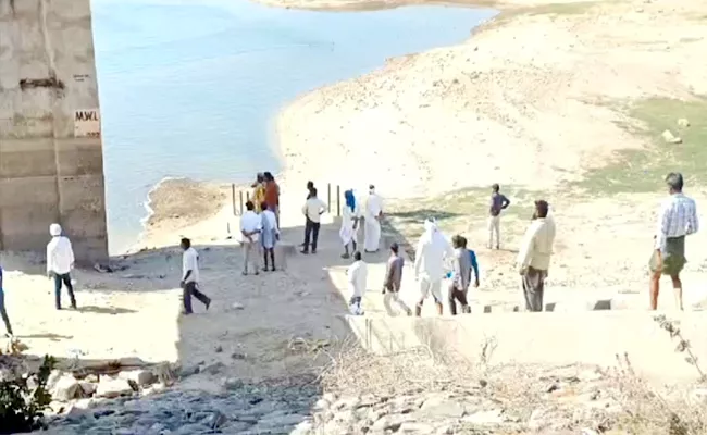 Three youths Drowned in Sriramsagar Reservoir Nizamabad - Sakshi