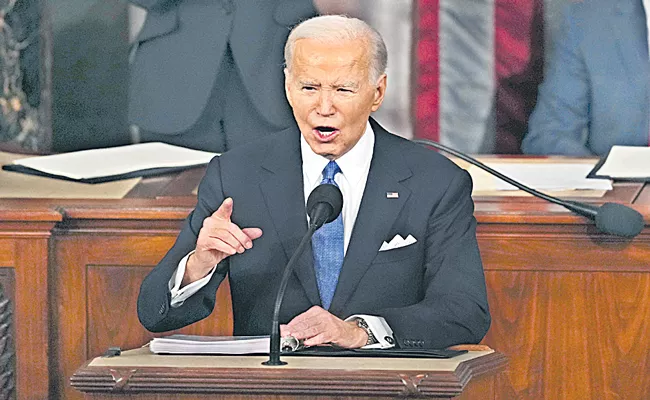 Joe Biden attacks Trump in fiery State of Union speech - Sakshi