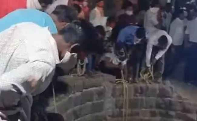 five people died Family After Jumping Into Abandoned Well To Save Cat In Ahmednagar - Sakshi