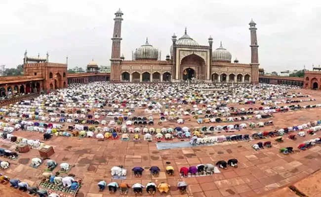 Famous and Largest Mosque or Masjid in India - Sakshi