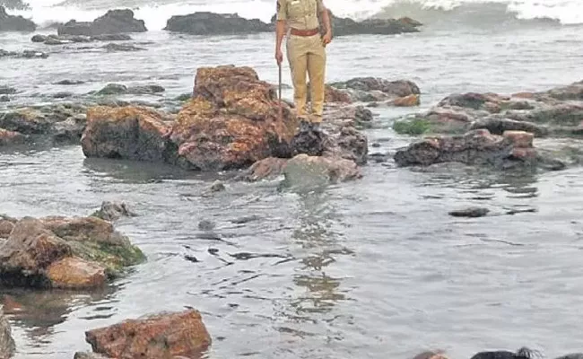 Six Fishermen Missing In Visakhapatnam Seaport - Sakshi