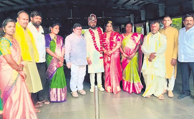Young man from Karimnagar marries Sri Lanka woma  - Sakshi