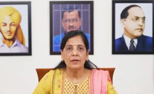 Sunita reads out message from Arvind Kejriwal in video statement with unique background - Sakshi