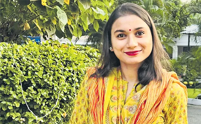 Lok sabha elections 2024: youngest Dalit woman Sambhavi Choudhary contest to Samastipur - Sakshi