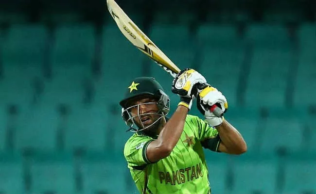 Viral Video: Shahid Afridi Breaks His Bat, Loses Wicket Of The Same Ball - Sakshi