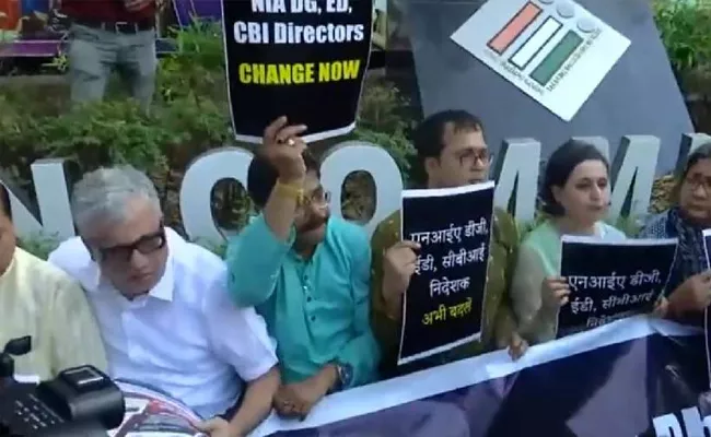 Trinamool Congress Mp Dharna On Delhi Election Commission Office - Sakshi